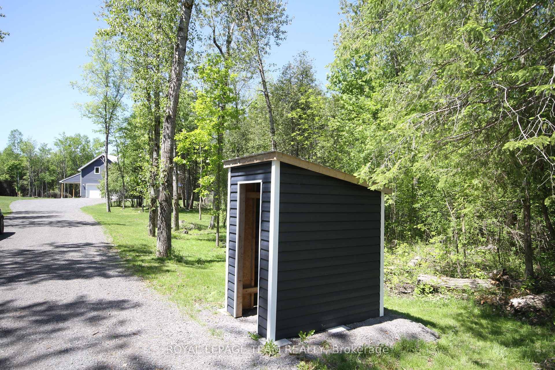 734 Townline Road photo 37