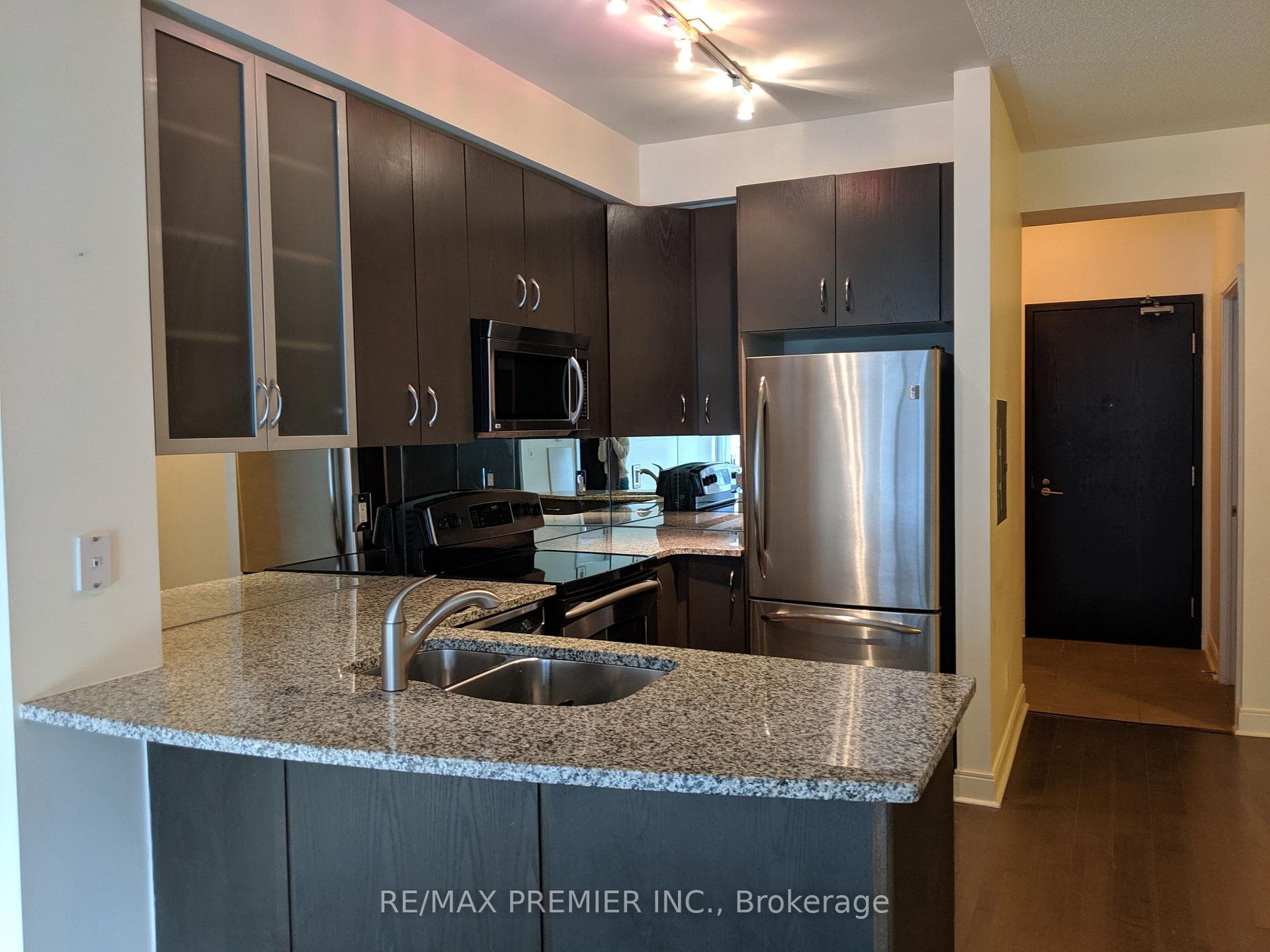 18 Yorkville Avenue Unit 409 photo 4