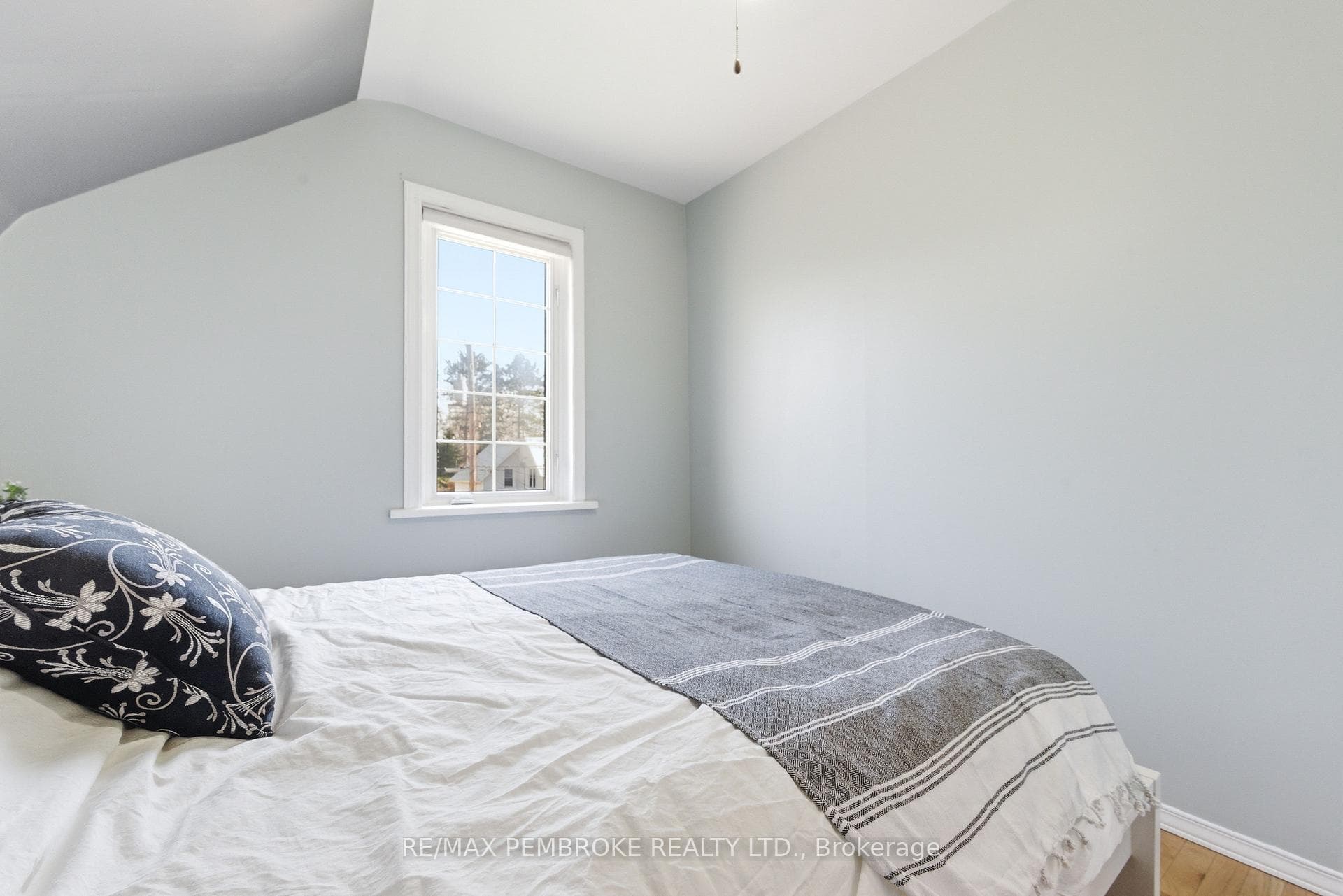 566 Perth Street photo 37