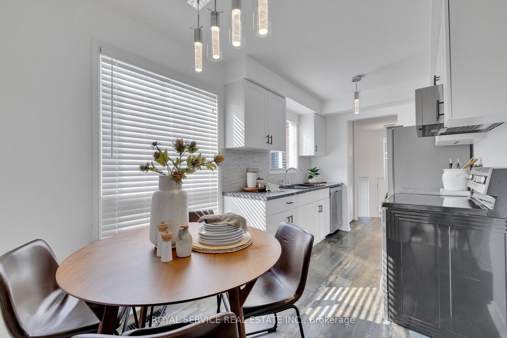 Enjoy An Eat In Kitchen
