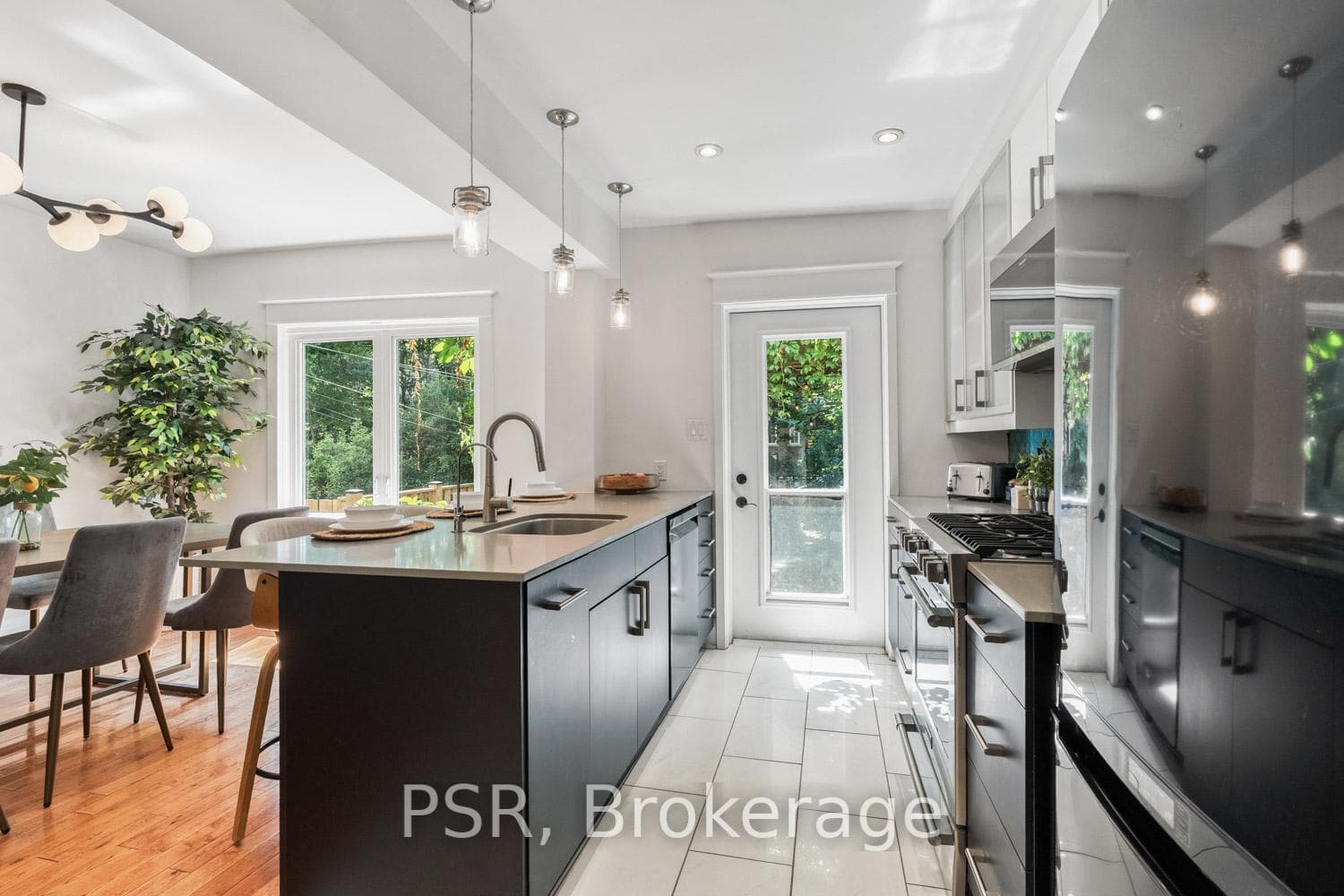 41 Robbins Avenue photo 9