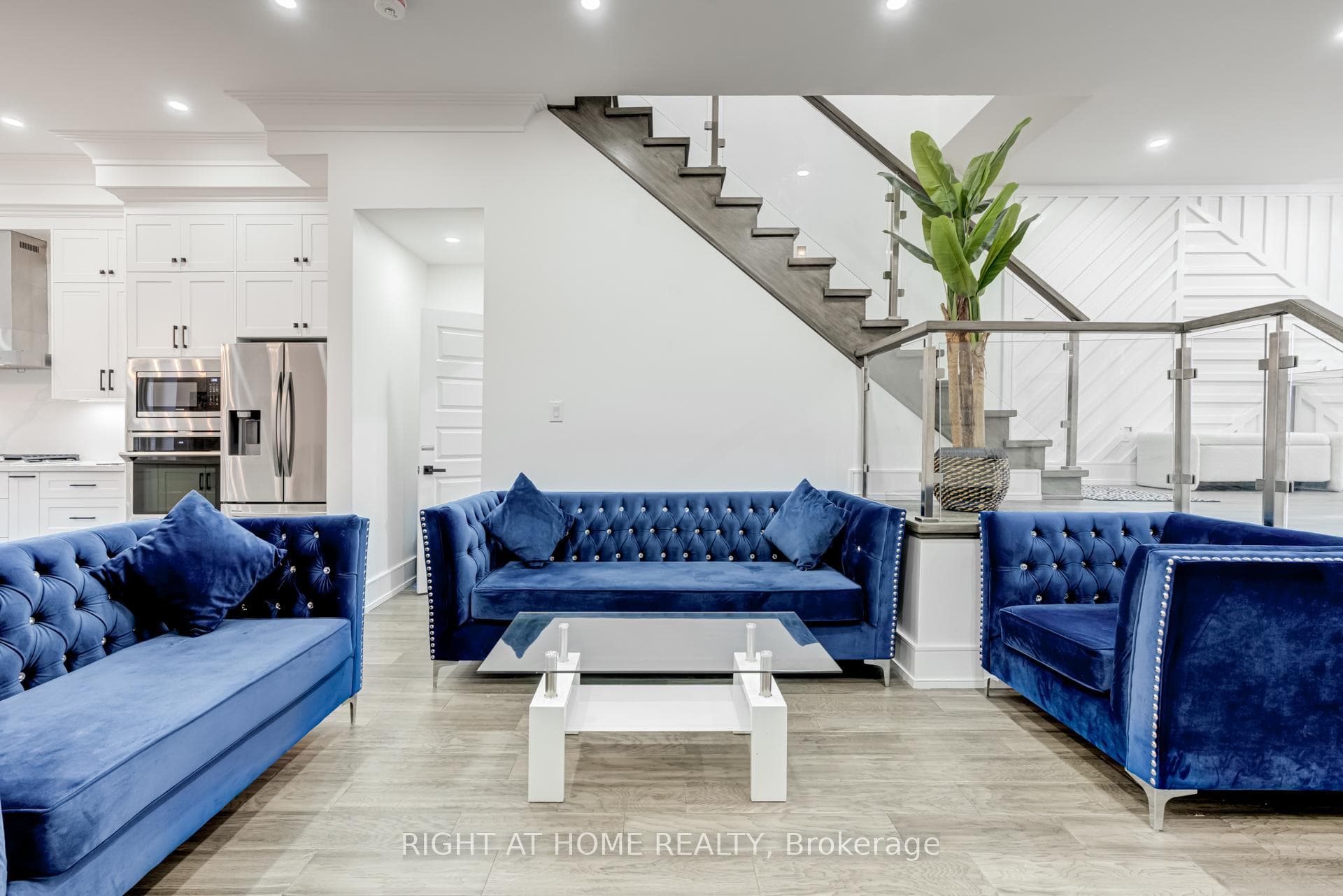 438 Pharmacy Avenue photo 4