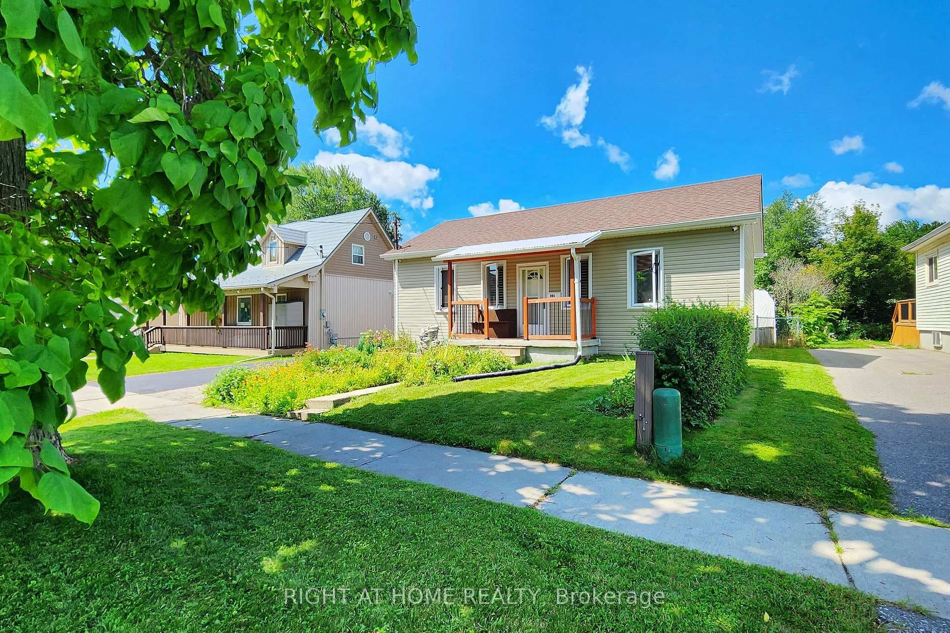 804 Rowena Street photo 3