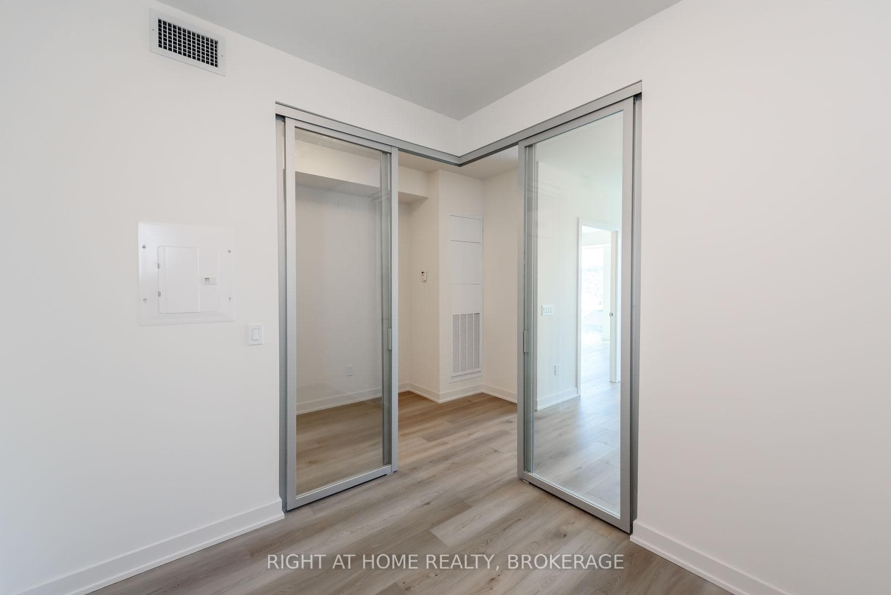 385 WINSTON Road Unit 712 photo 13