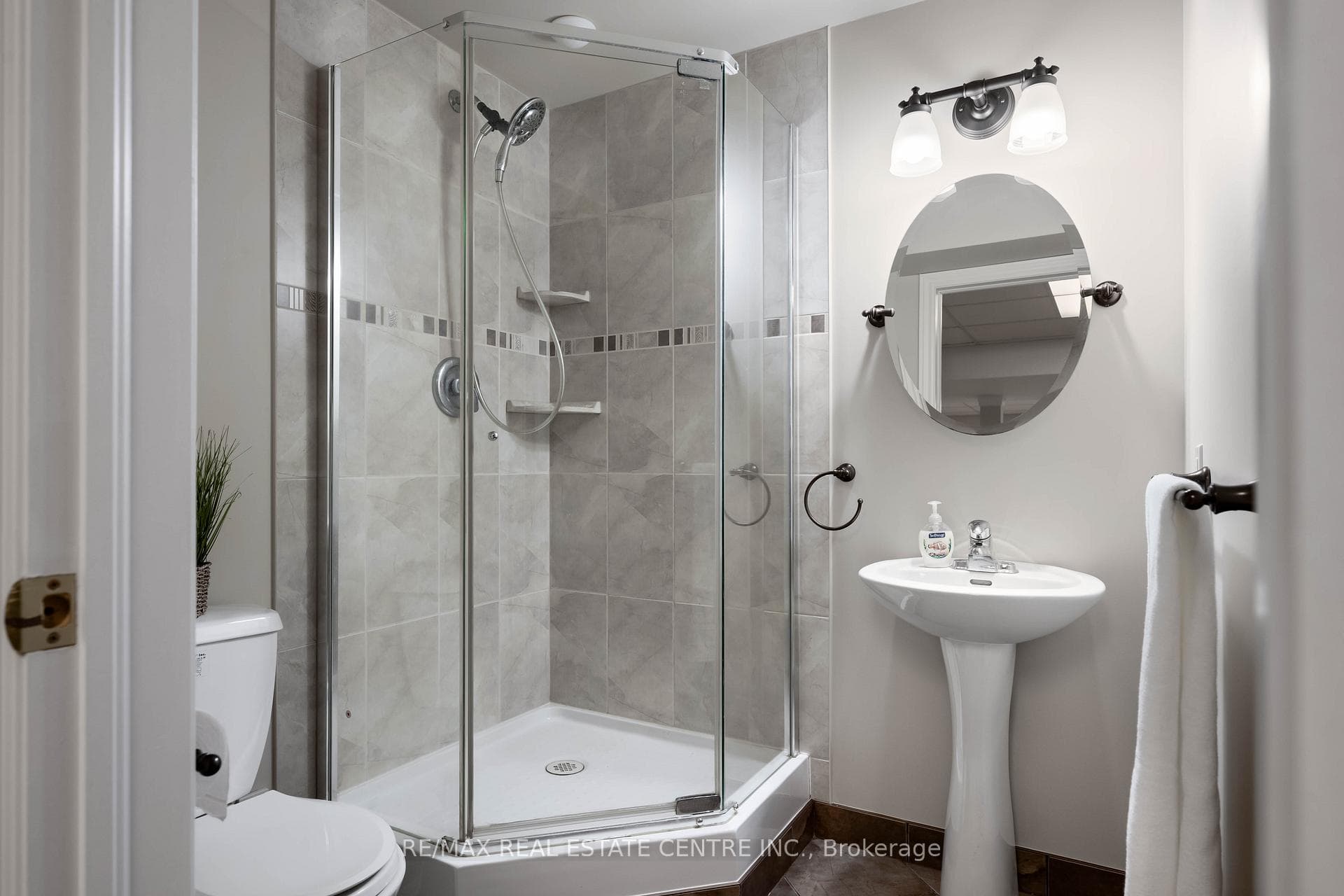 8 Passmore Avenue photo 36