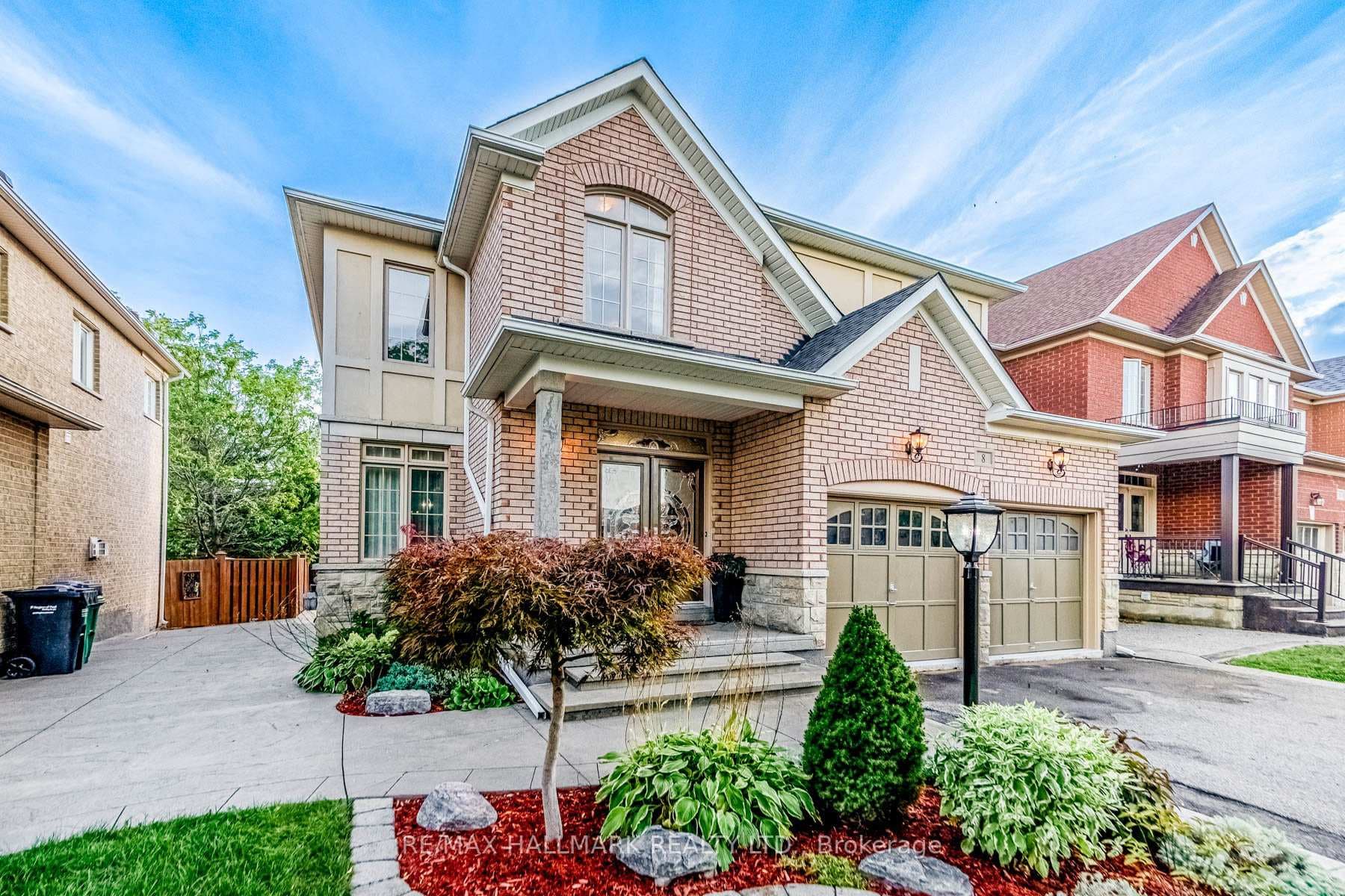 8 Laurentide Crescent photo 2