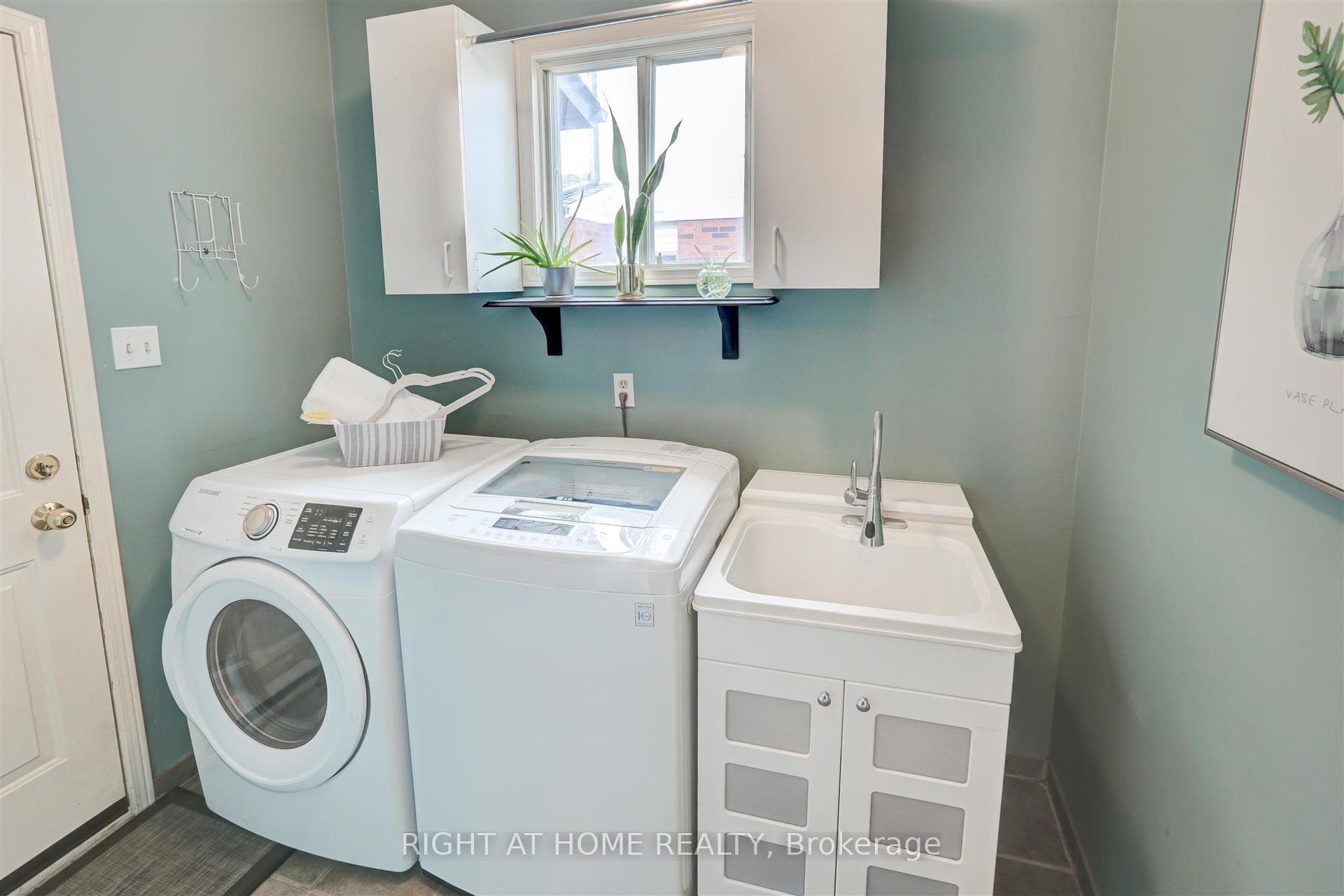 76 Royaledge Way photo 22