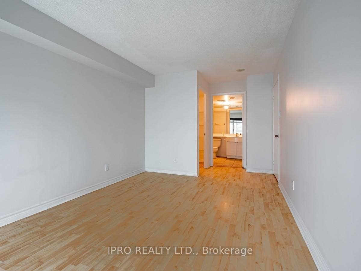 600 Queens Quay Unit 307 photo 17