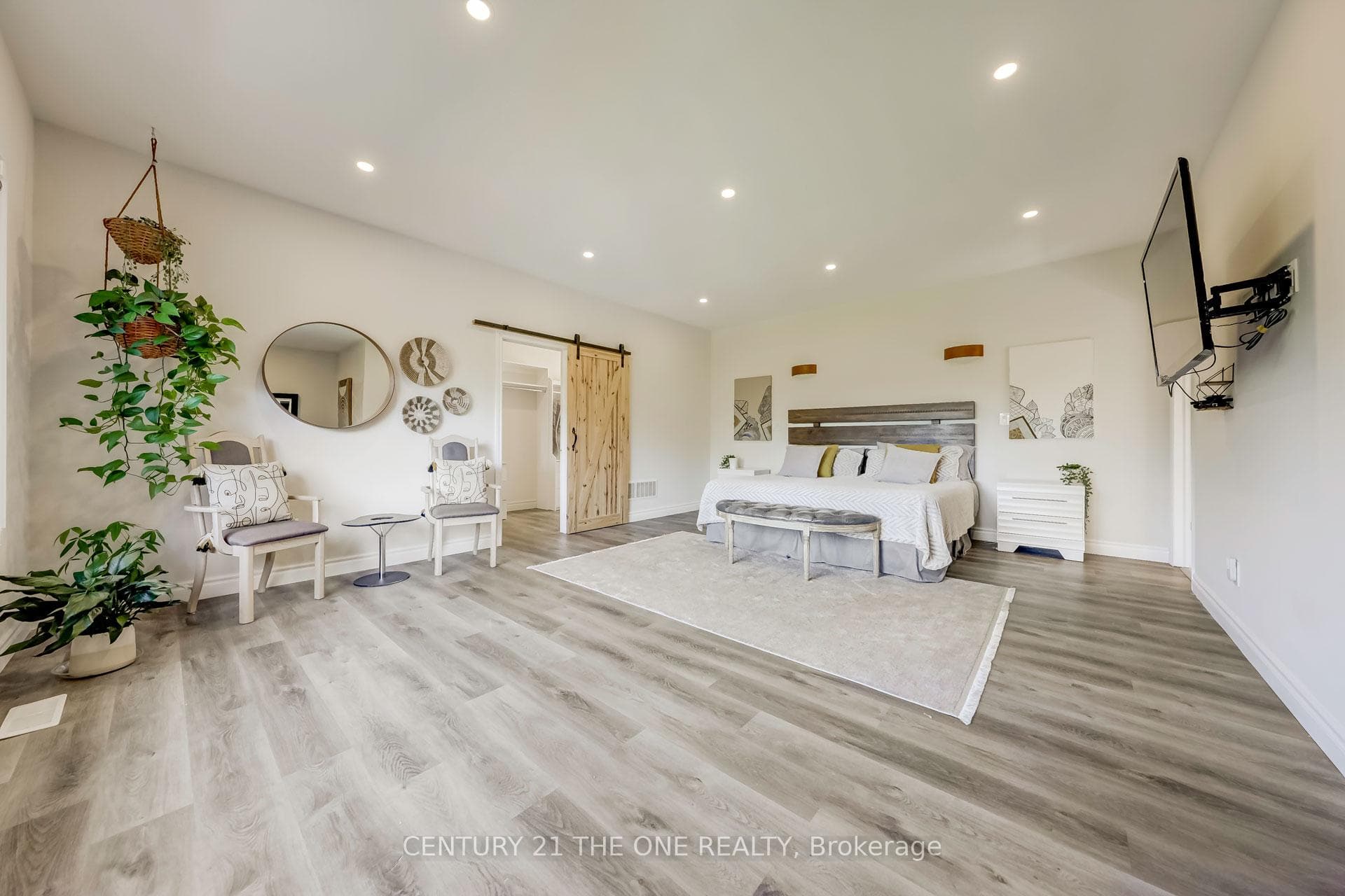 1746 Mount Albert Road photo 24