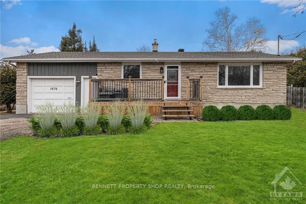1676 DUNROBIN Road photo 1