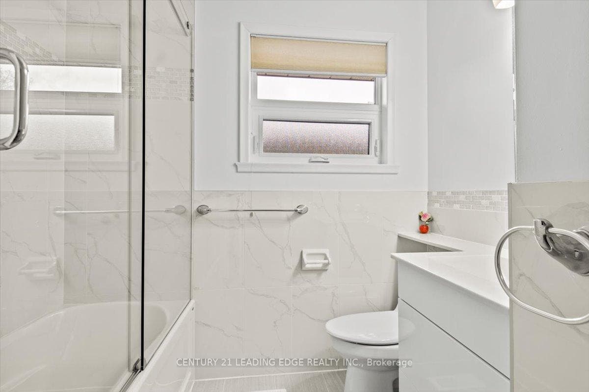 36 OAKWORTH Crescent photo 17