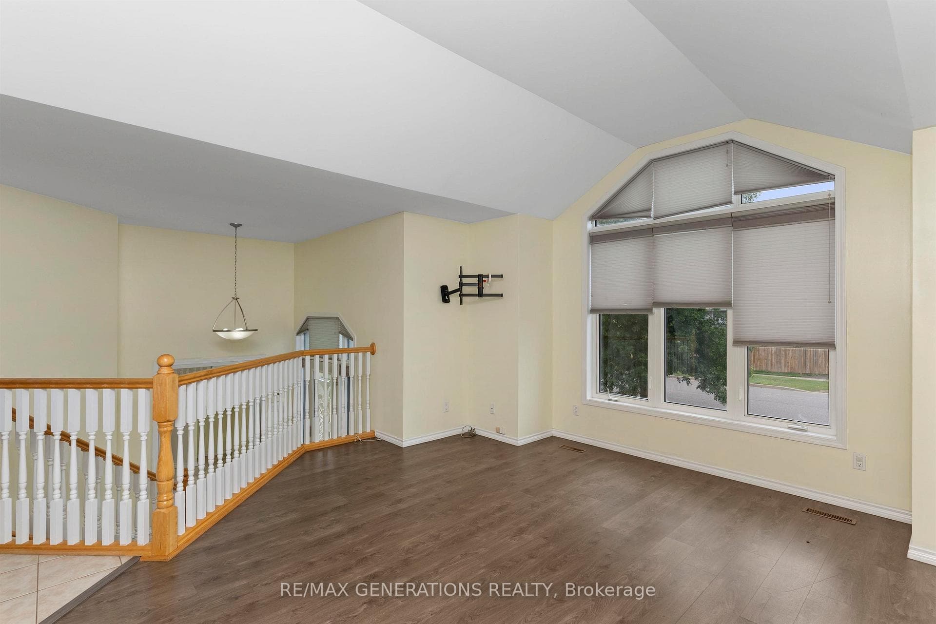 108 Greenpark Crescent photo 5
