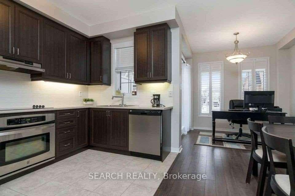18 Tiffany Lane photo 13