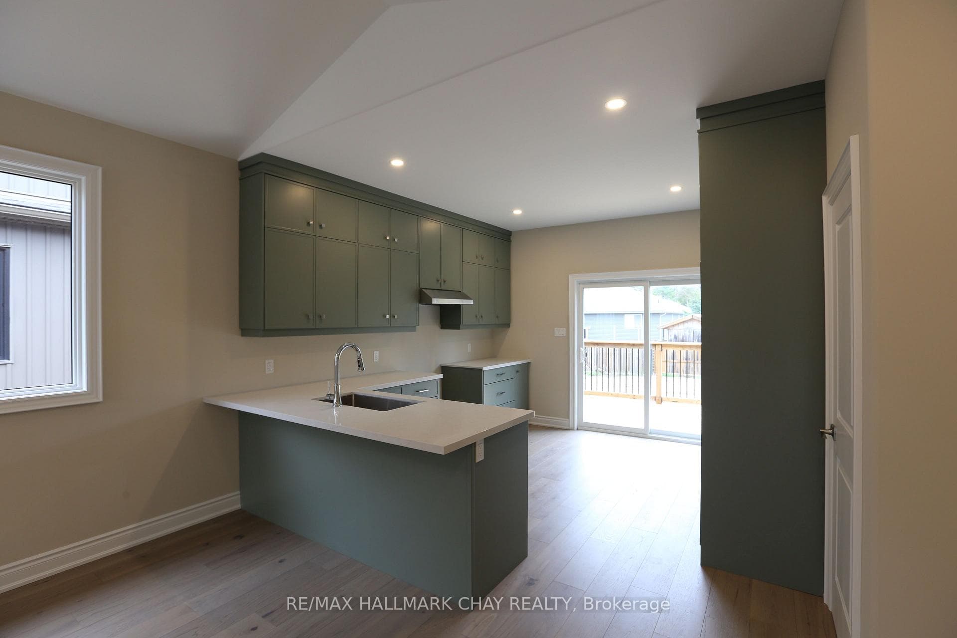 292 Robinson Road photo 2