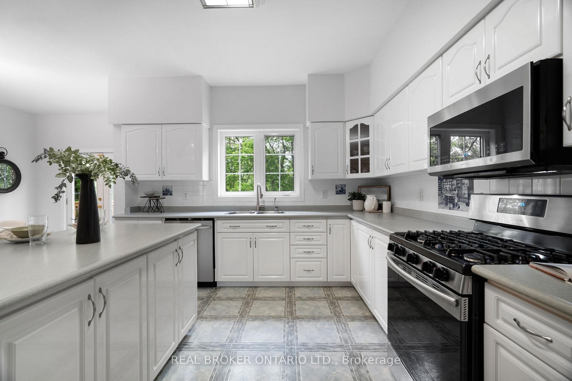 118 Bayview Avenue photo 17