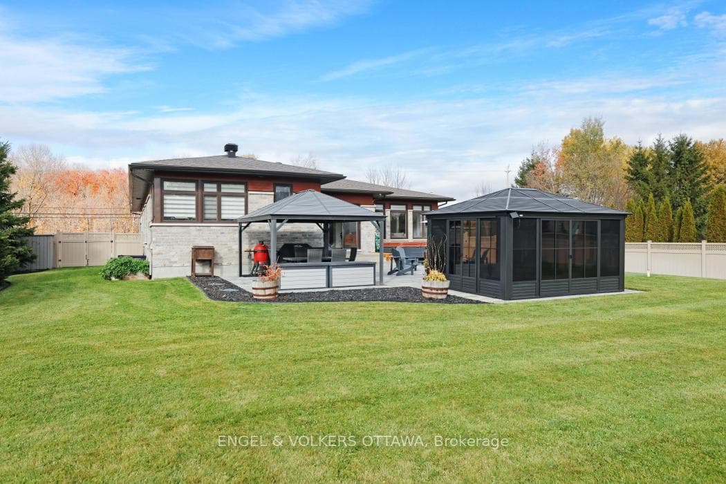 1296 Bankfield Road photo 42