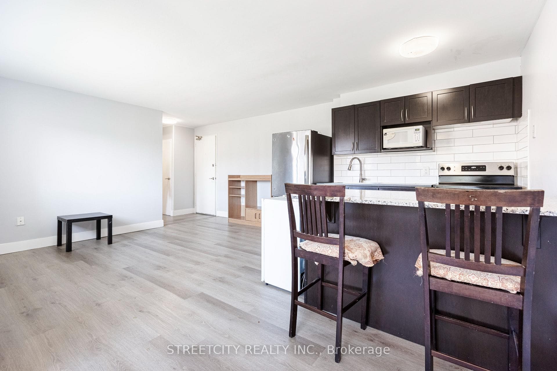 1172 HAMILTON Road Unit 210 photo 4