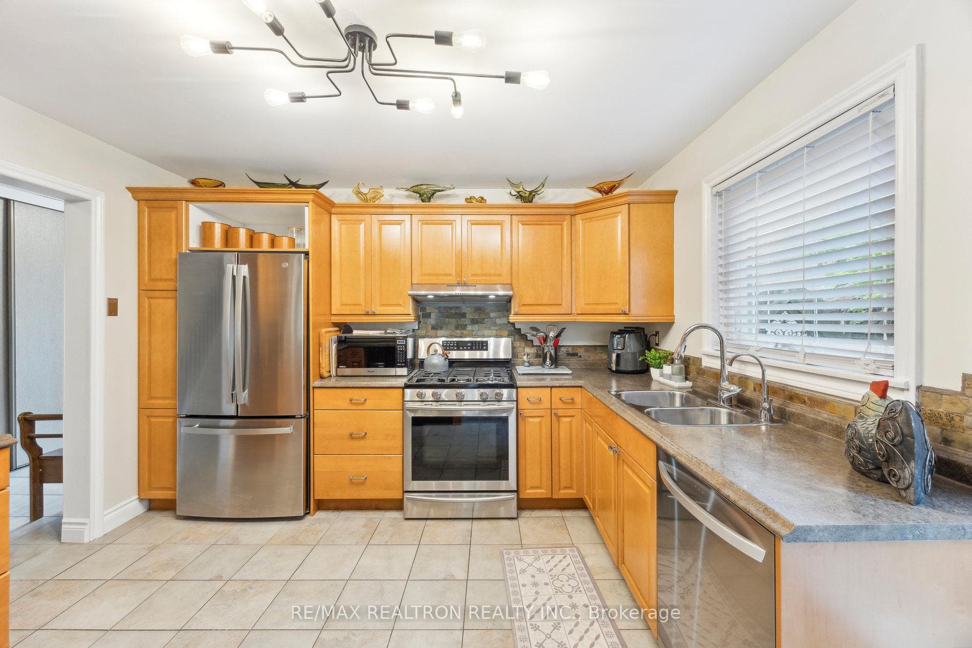 Maple Kitchen Cabinets With Backsplash