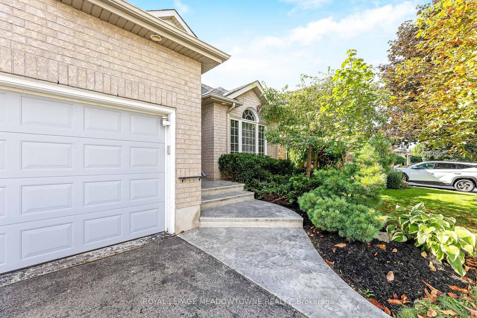 33 Grey Oak Drive photo 2