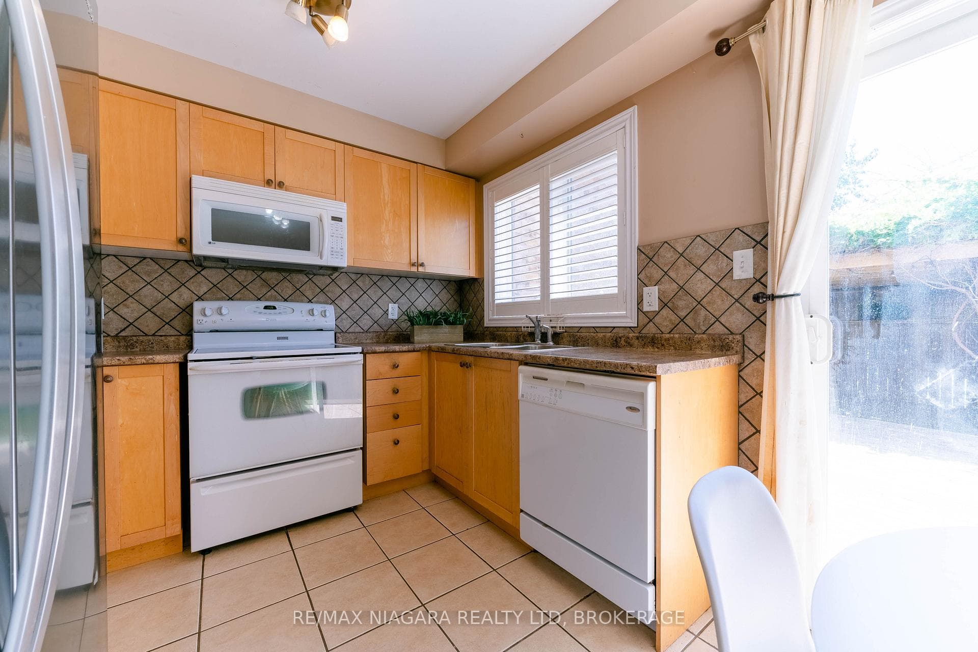104 YOUNG Crescent photo 14