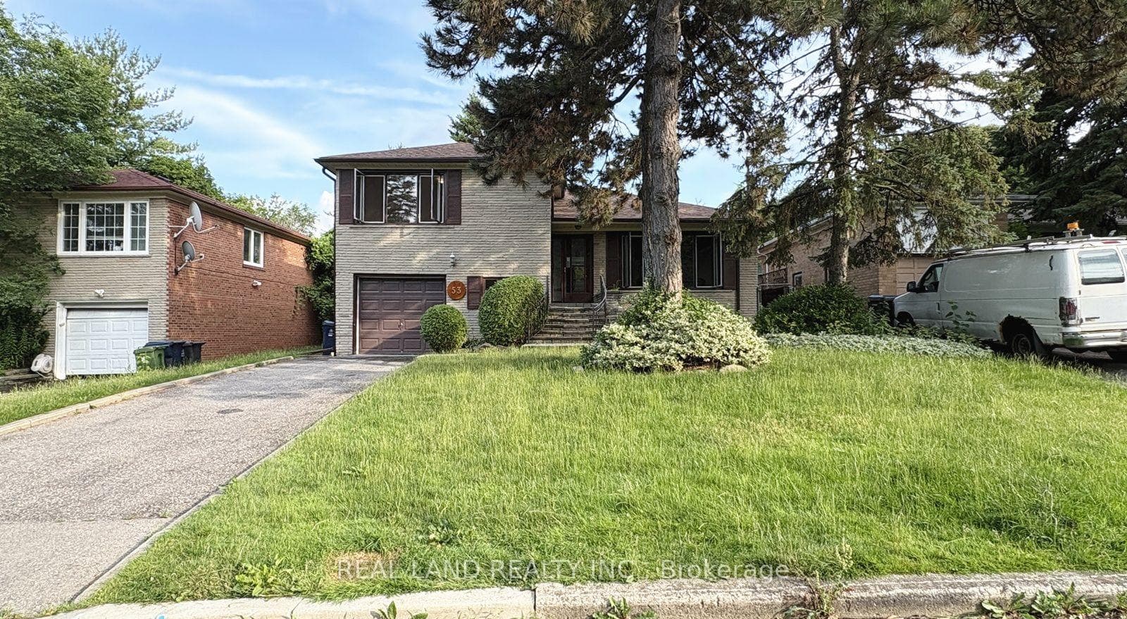 53 Lloydminster Crescent photo 3