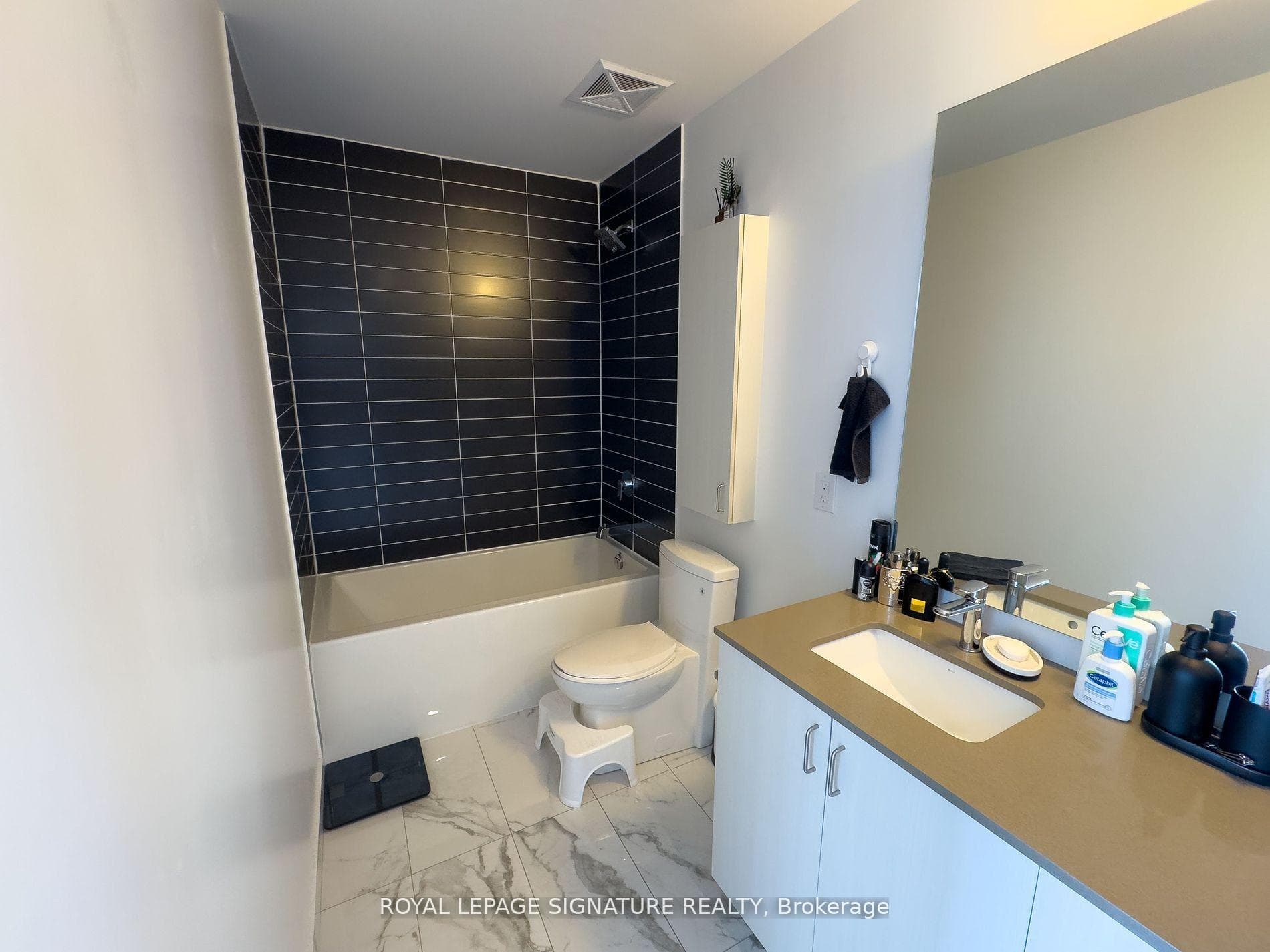twin showers in the master bathroom