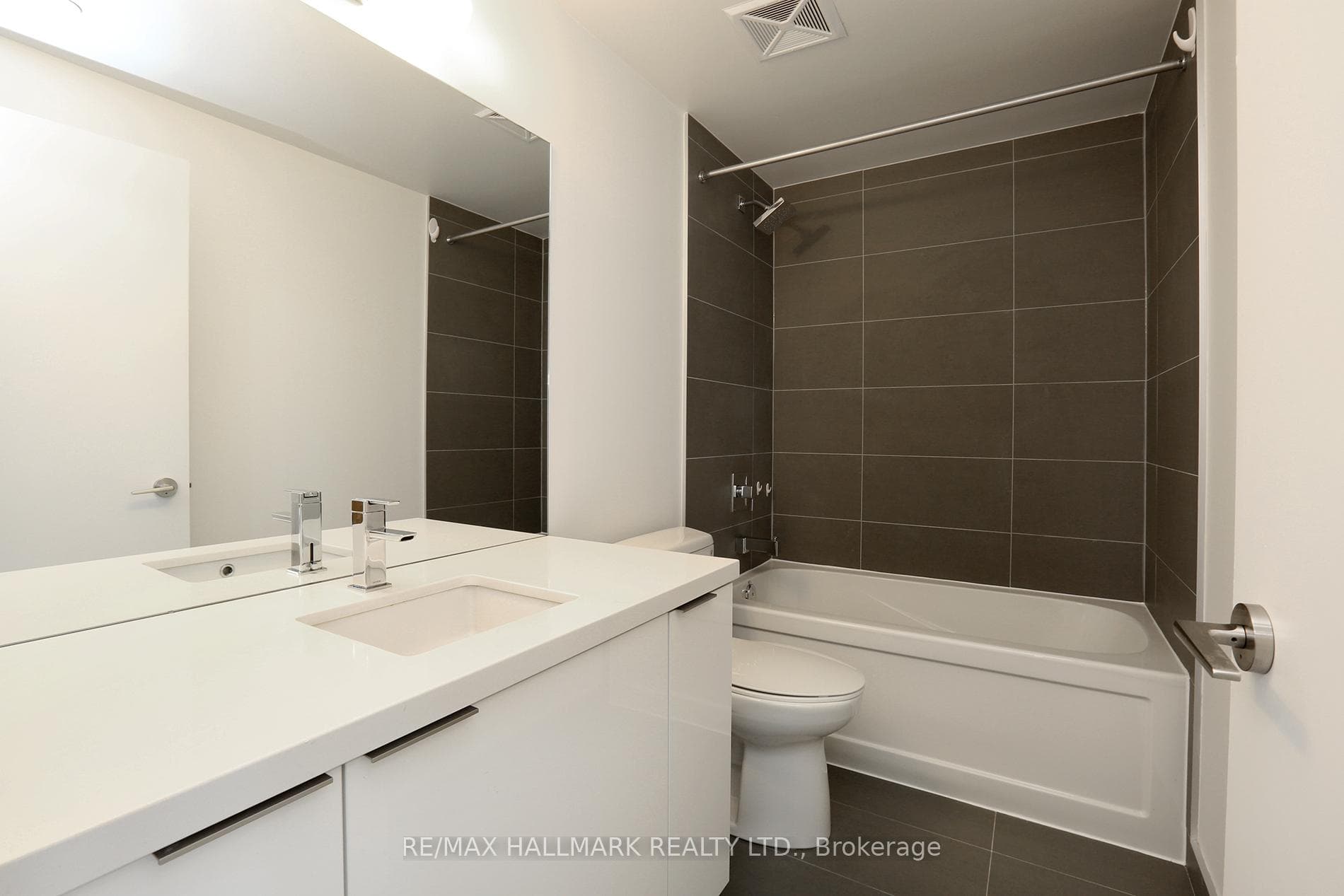 8 Eglinton Avenue Unit 4203 photo 18