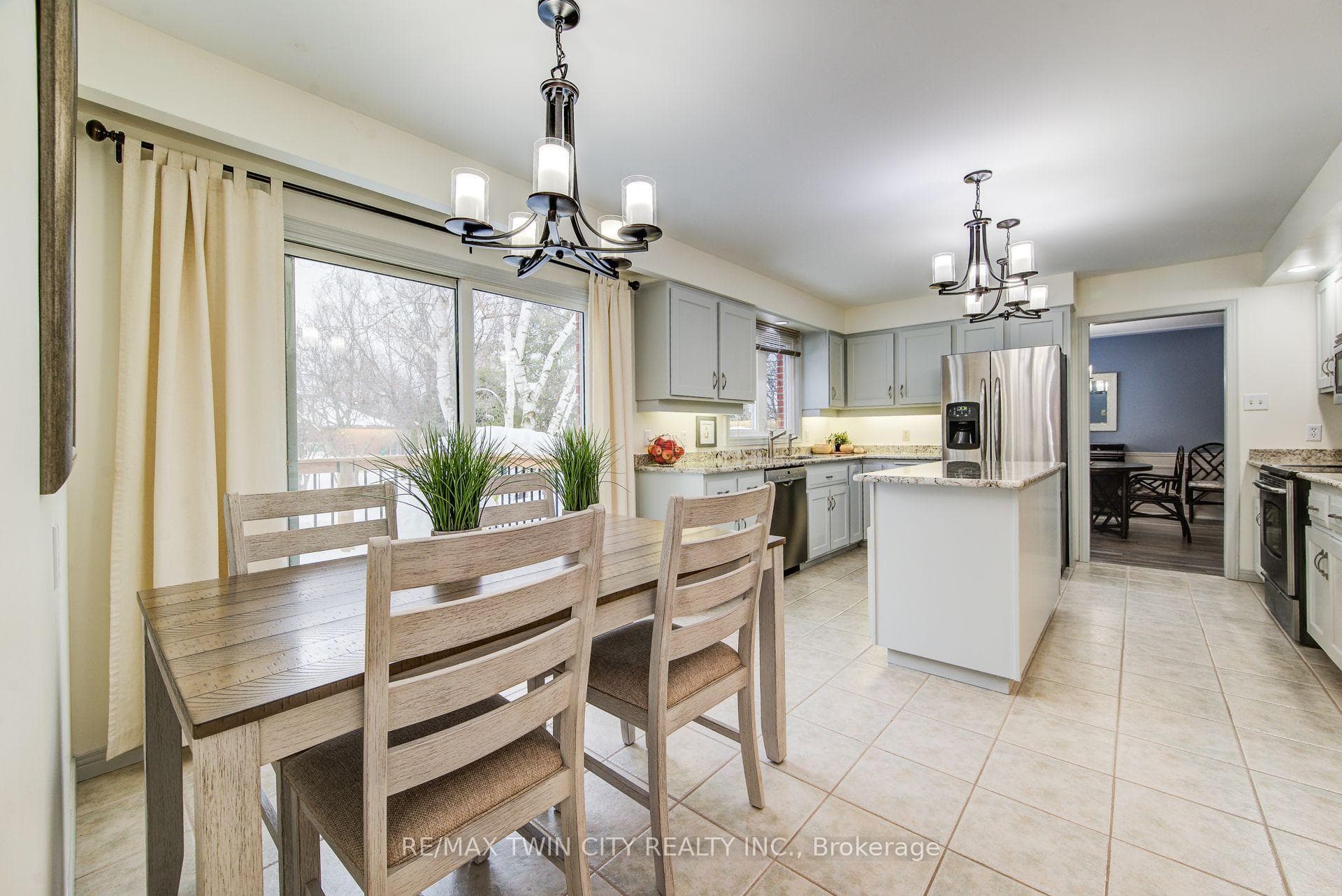 454 Kingsford Place photo 18