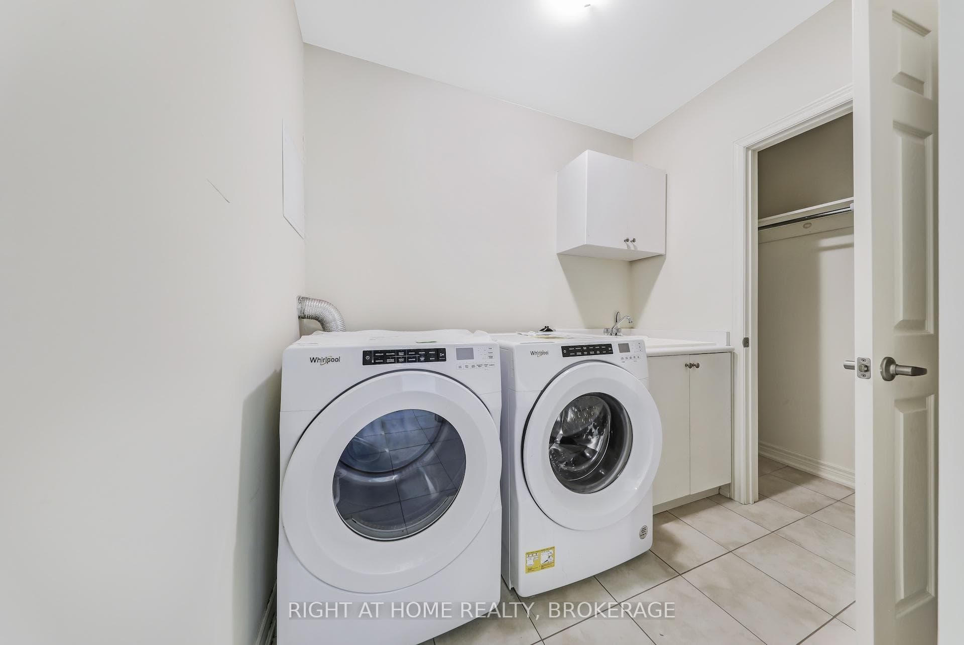 503 Dundas Street photo 34