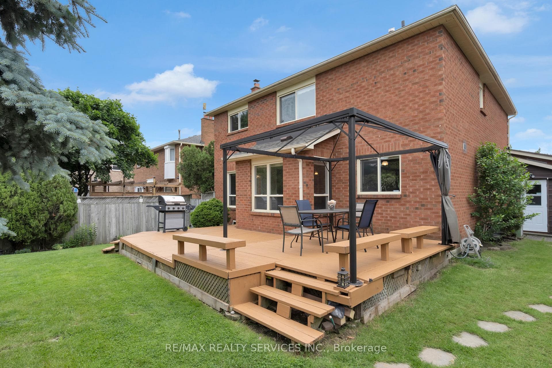 6 Hall Crescent photo 30