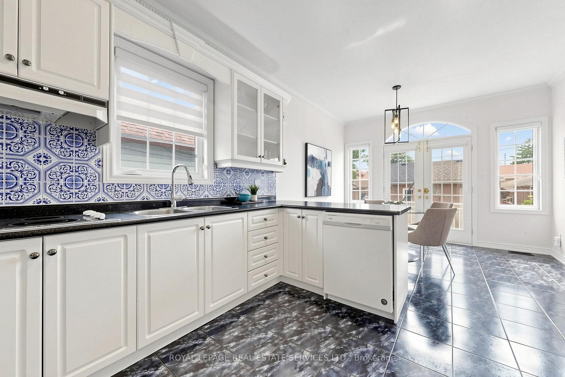 256 Earlscourt Avenue photo 11