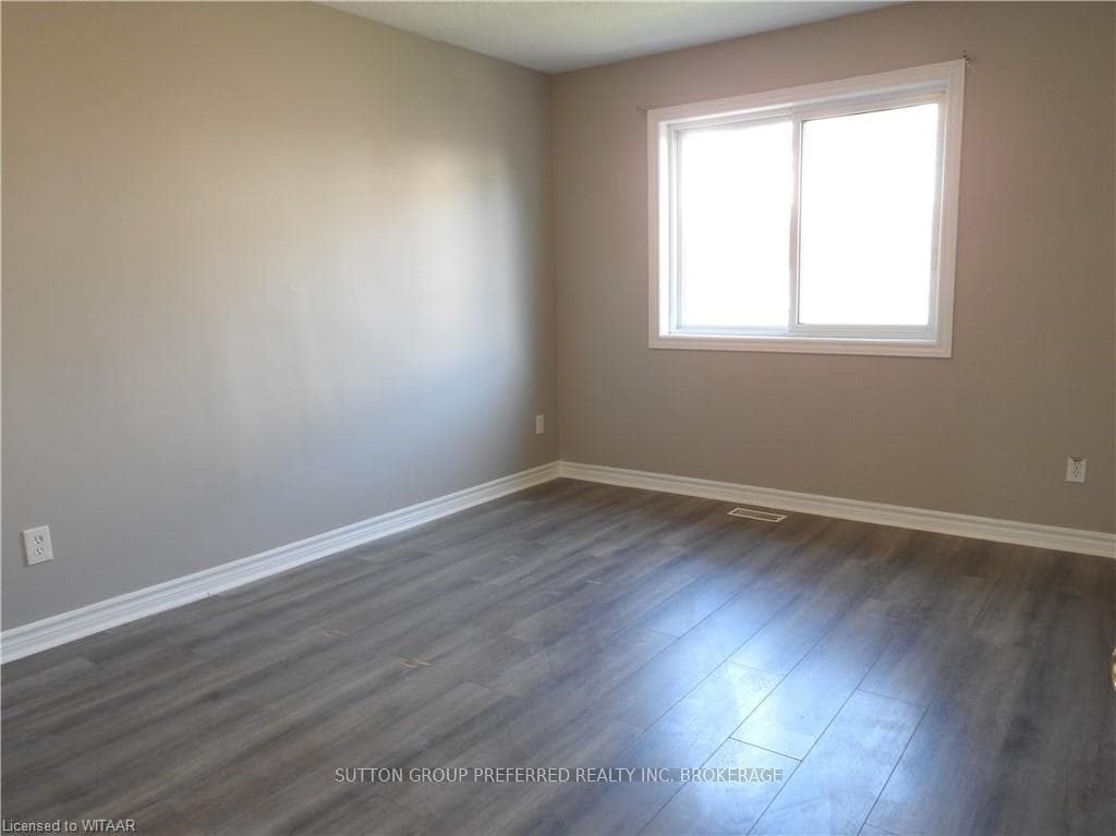 900 FRONTENAC Crescent photo 17