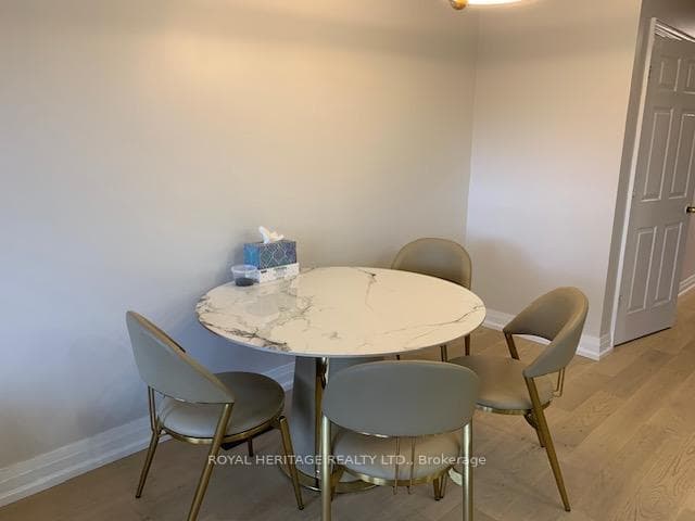 586 Mcbean ( Upper Level) Avenue photo 5