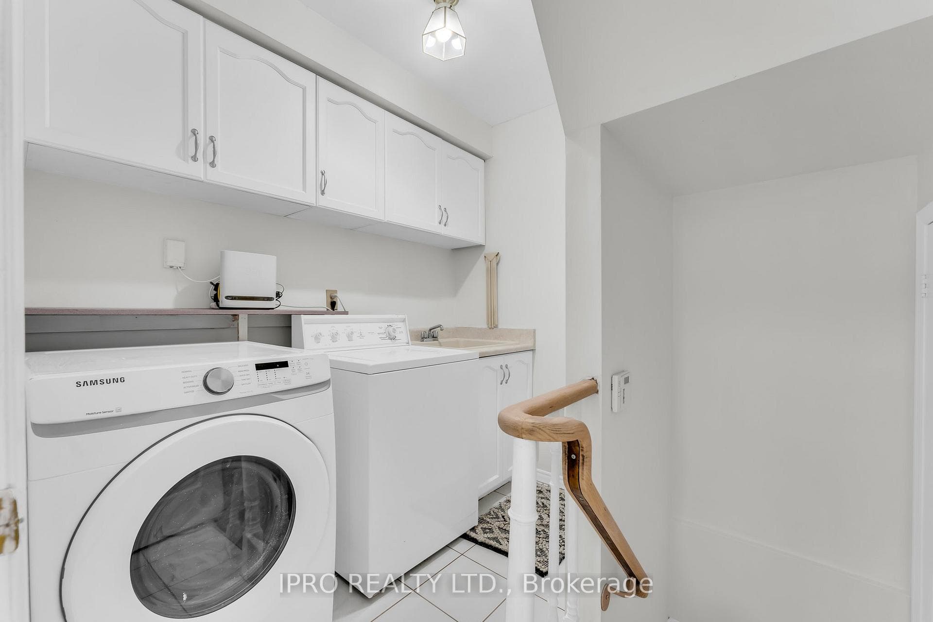 1699 Heathside Crescent photo 18