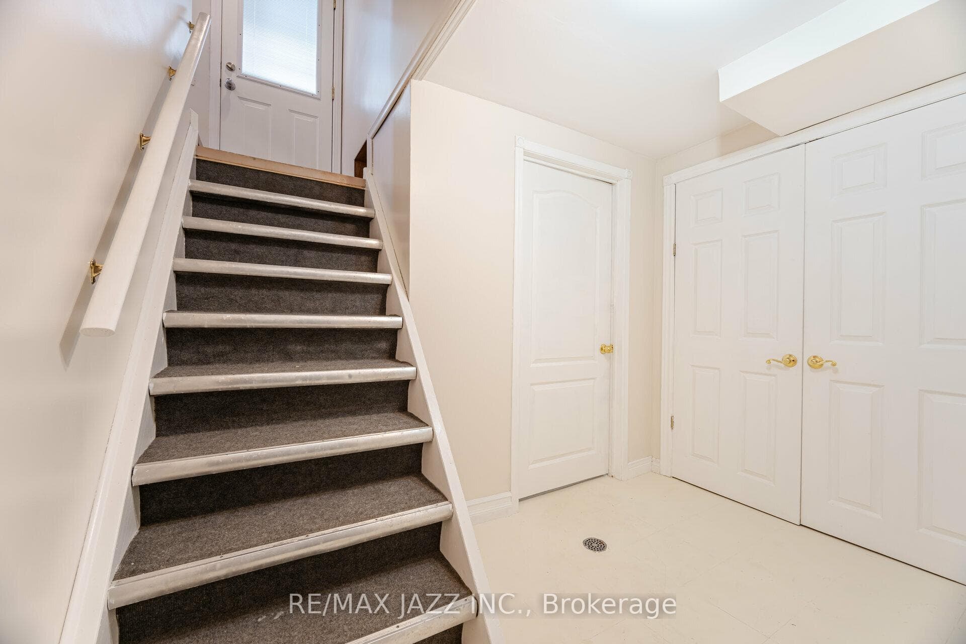 382 Welland Avenue photo 15