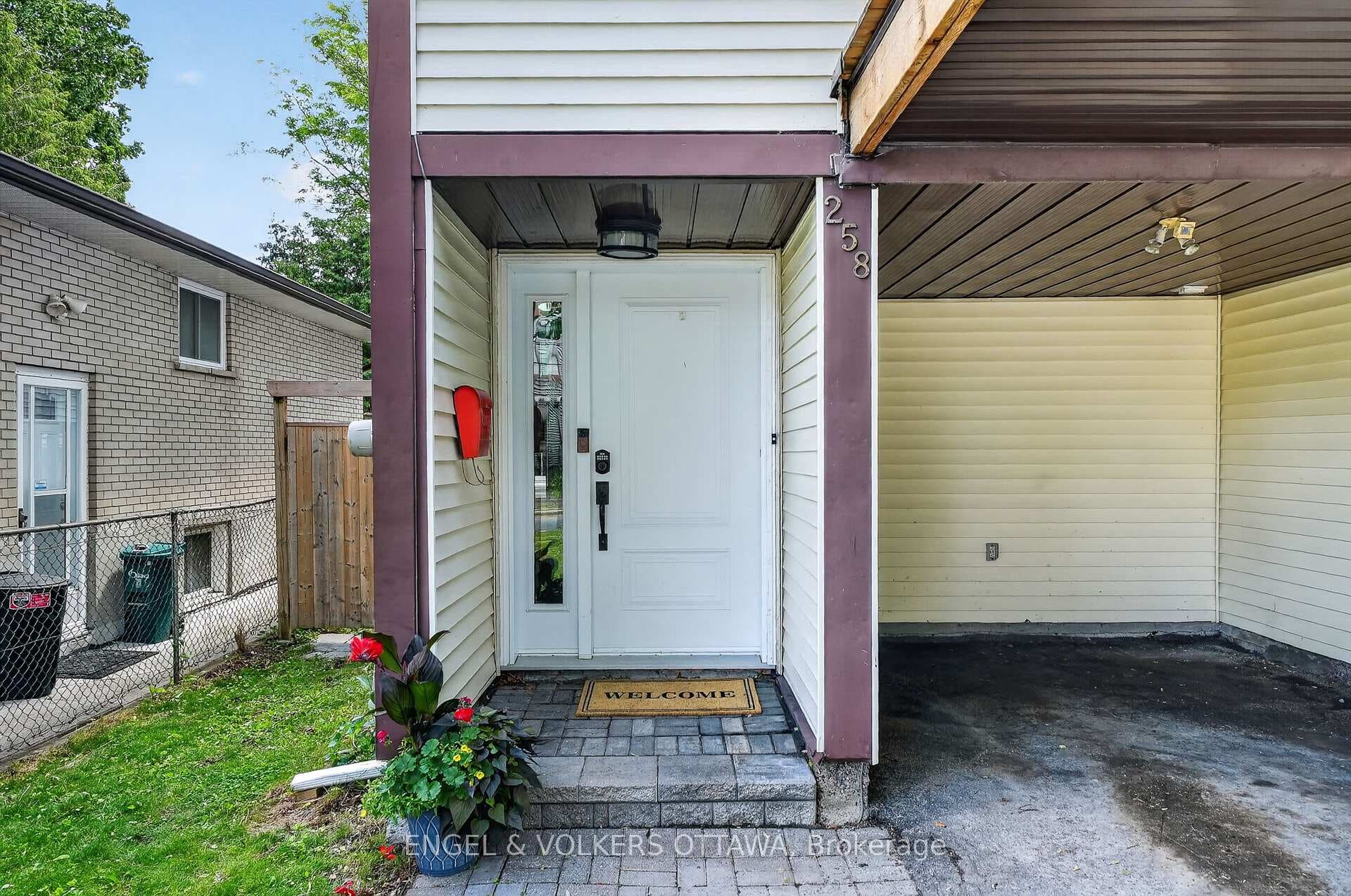 258 Carillon Street photo 2
