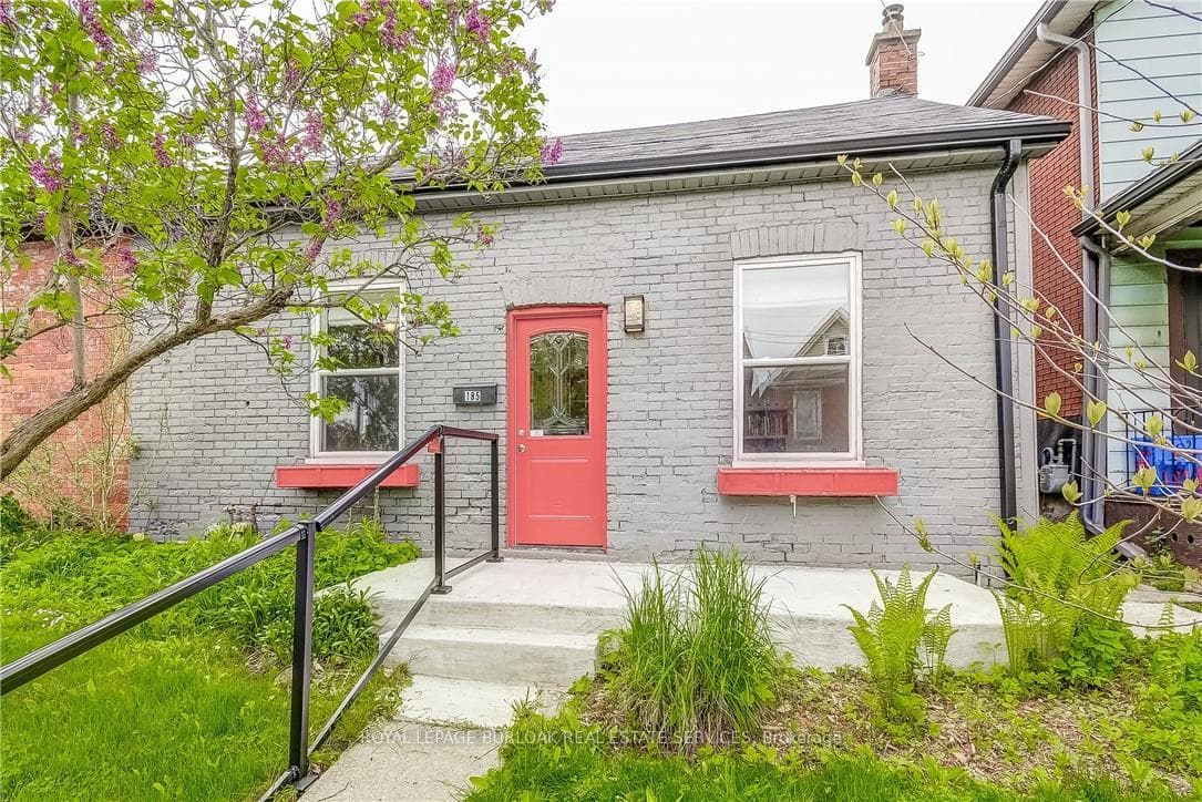 185 Simcoe Street photo 1