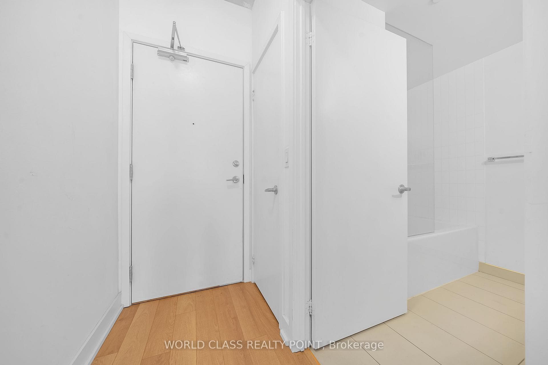 210 Simcoe Street Unit 1202 photo 4