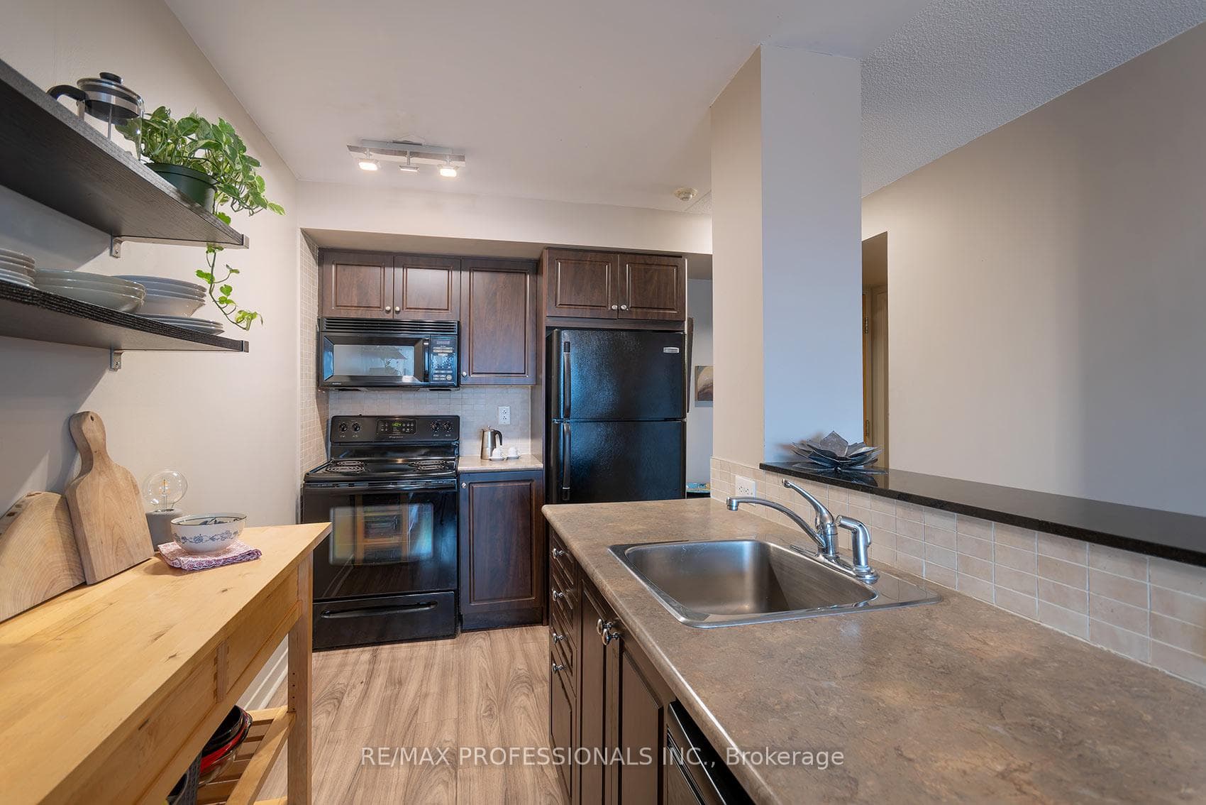 1040 The Queensway N/A Unit 704 photo 18