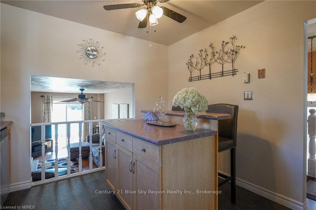 15 BELLEVIEW Crescent photo 16