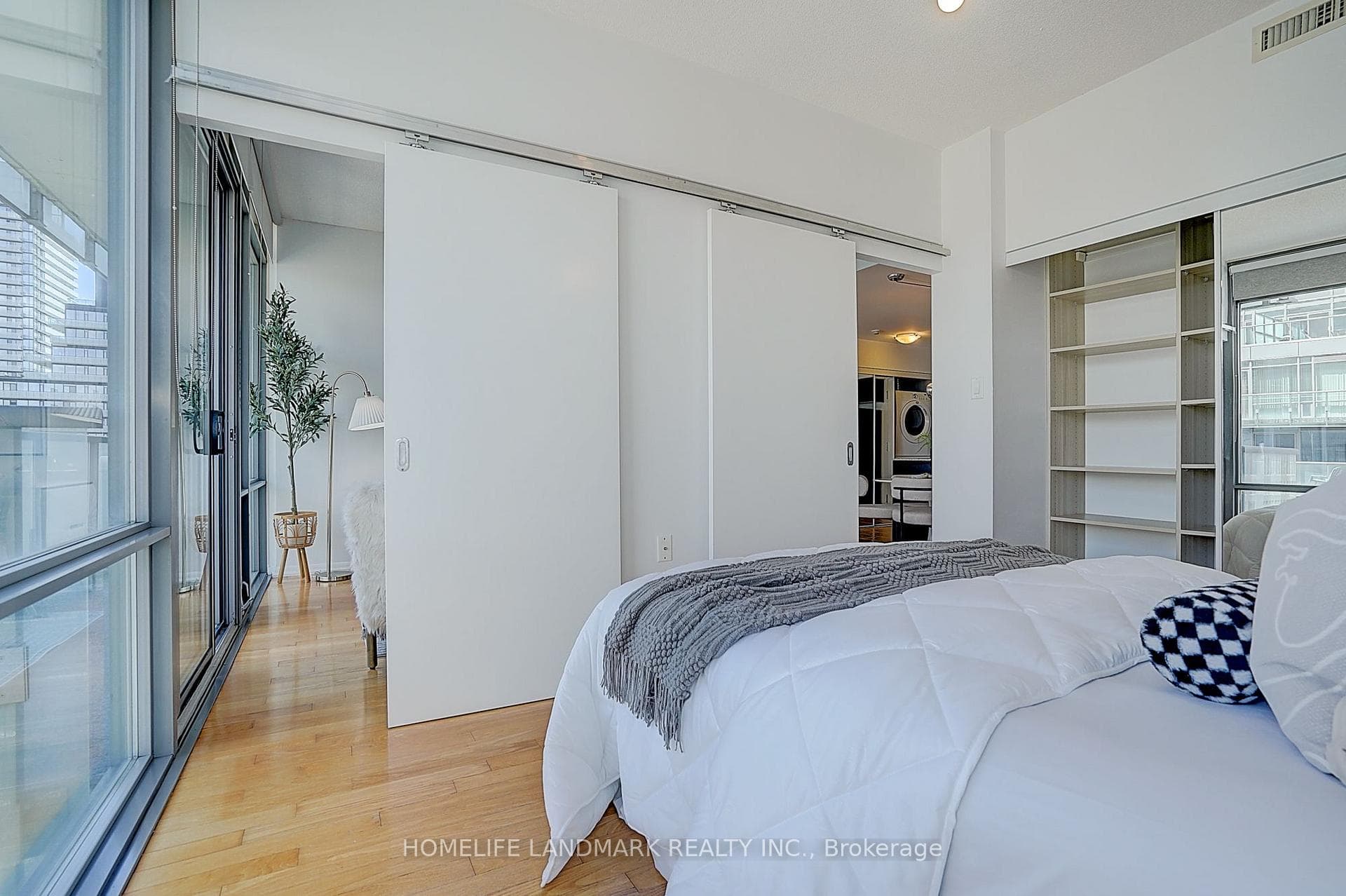 38 Grenville Street Unit 3301 photo 32
