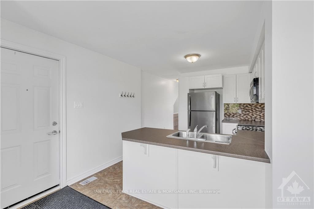 2382 ESPRIT Drive photo 3