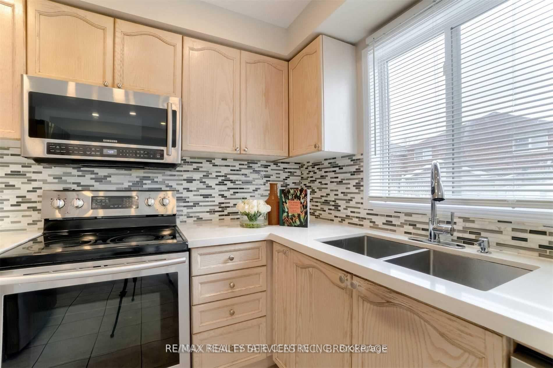 92 Lake Louise Drive Unit Upper photo 9
