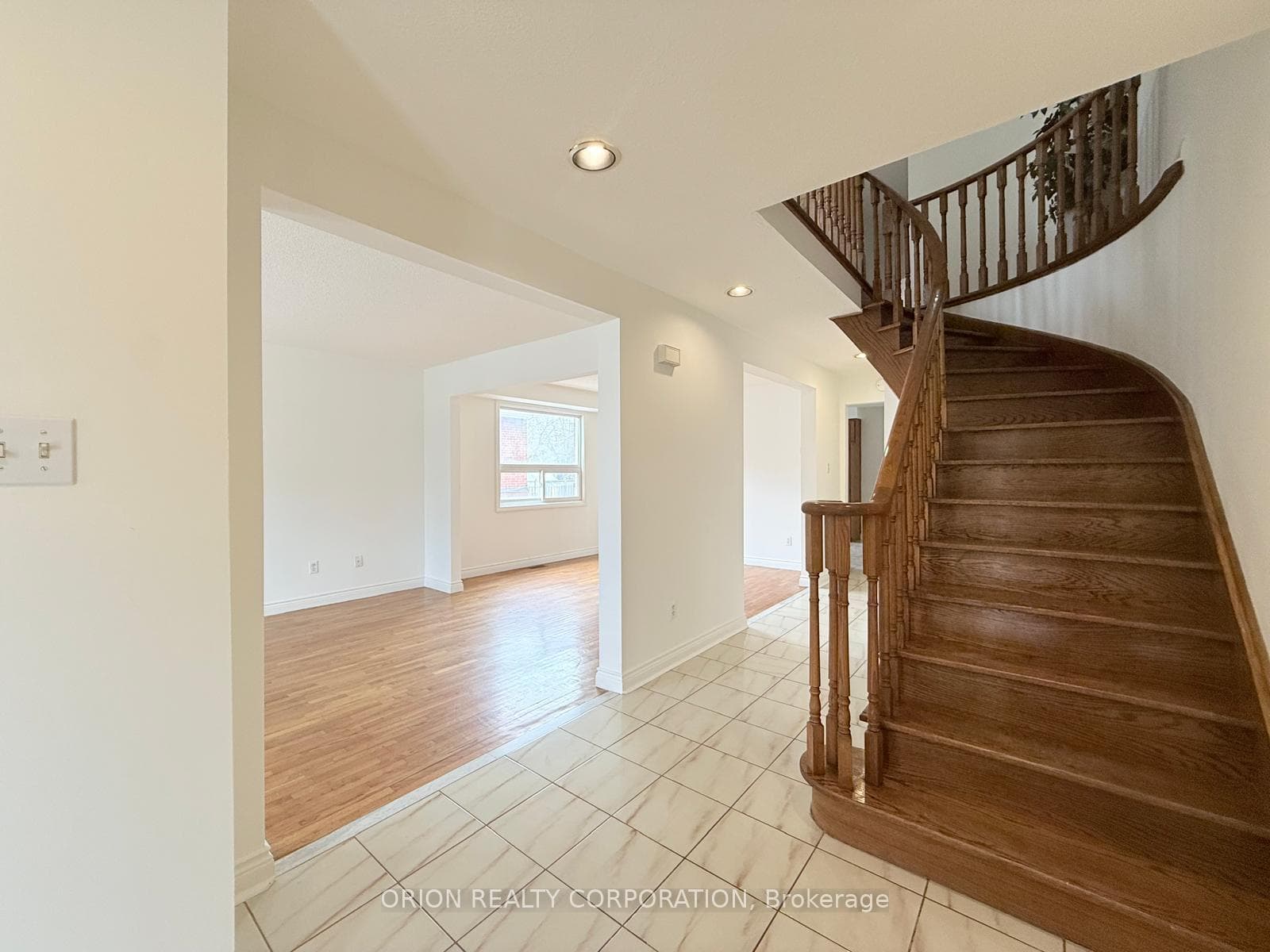 274 Viewmount Avenue Unit Upper photo 7