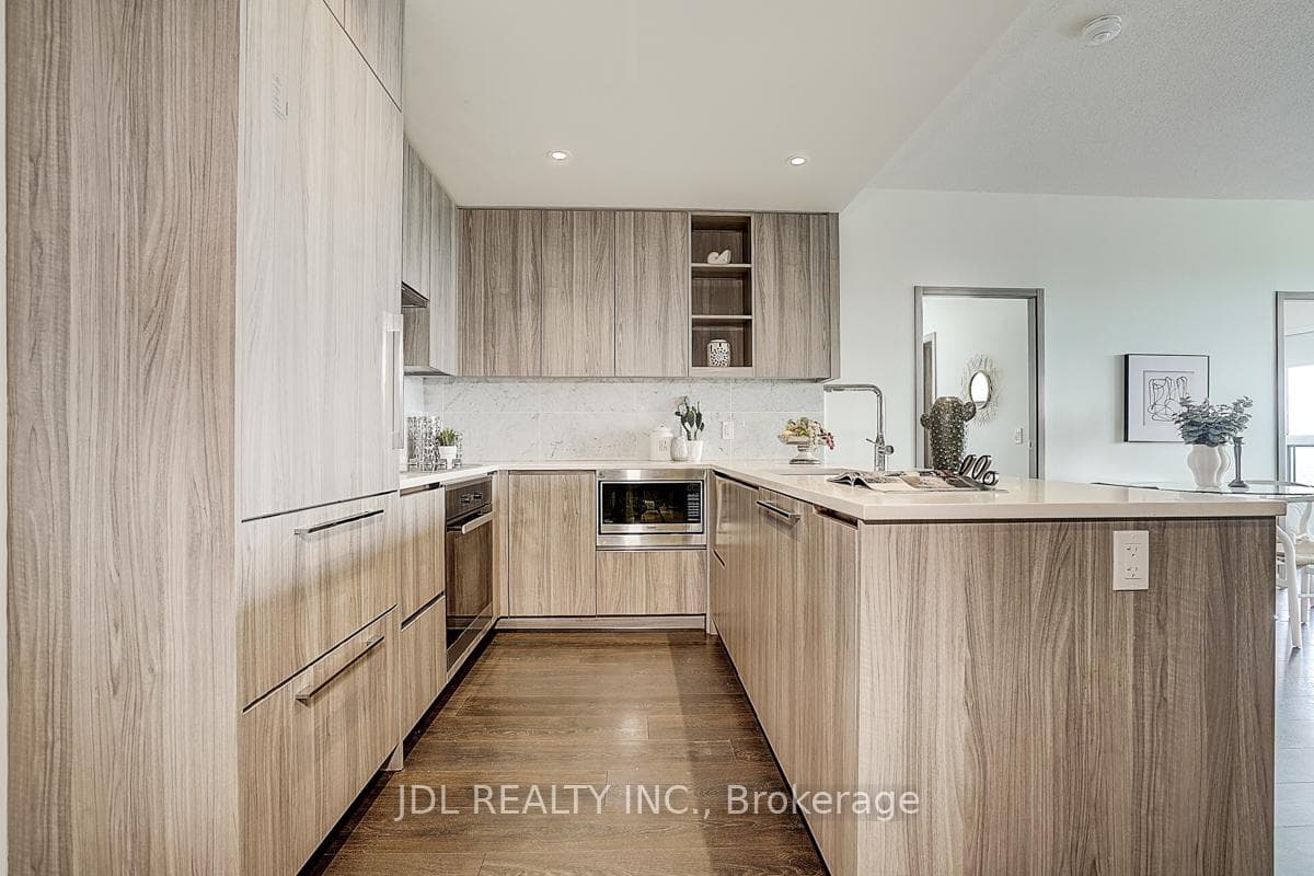 95 Mcmahon Drive Unit 3102 photo 8