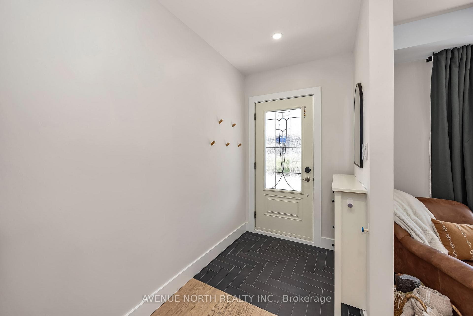 1091 Gladstone Avenue photo 4