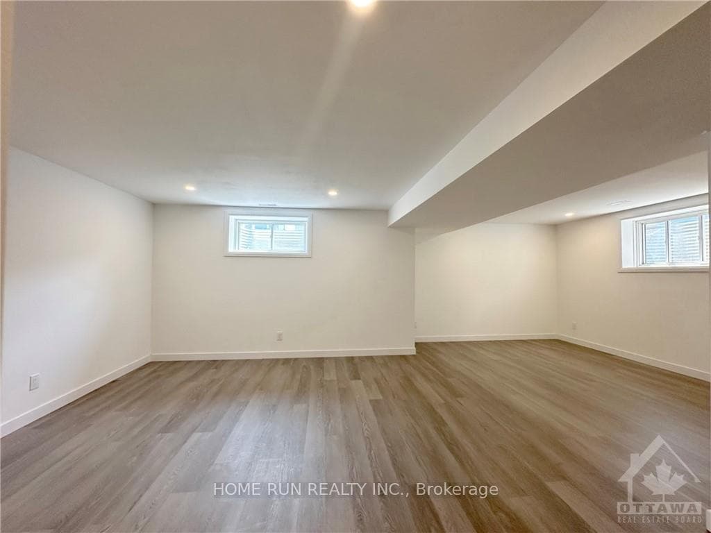 67 VICEROY Mews photo 29