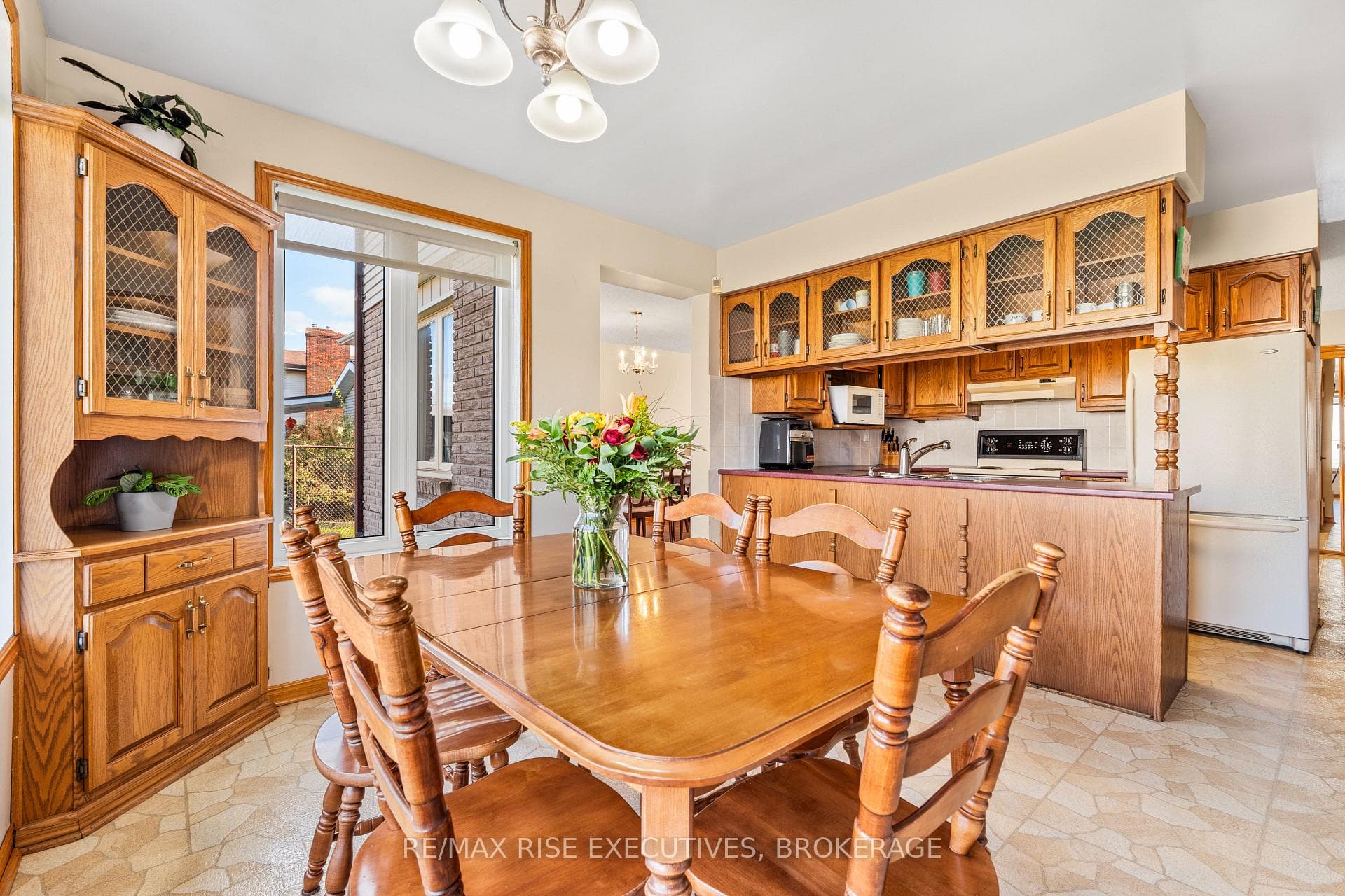 530 Canterbury Crescent photo 12