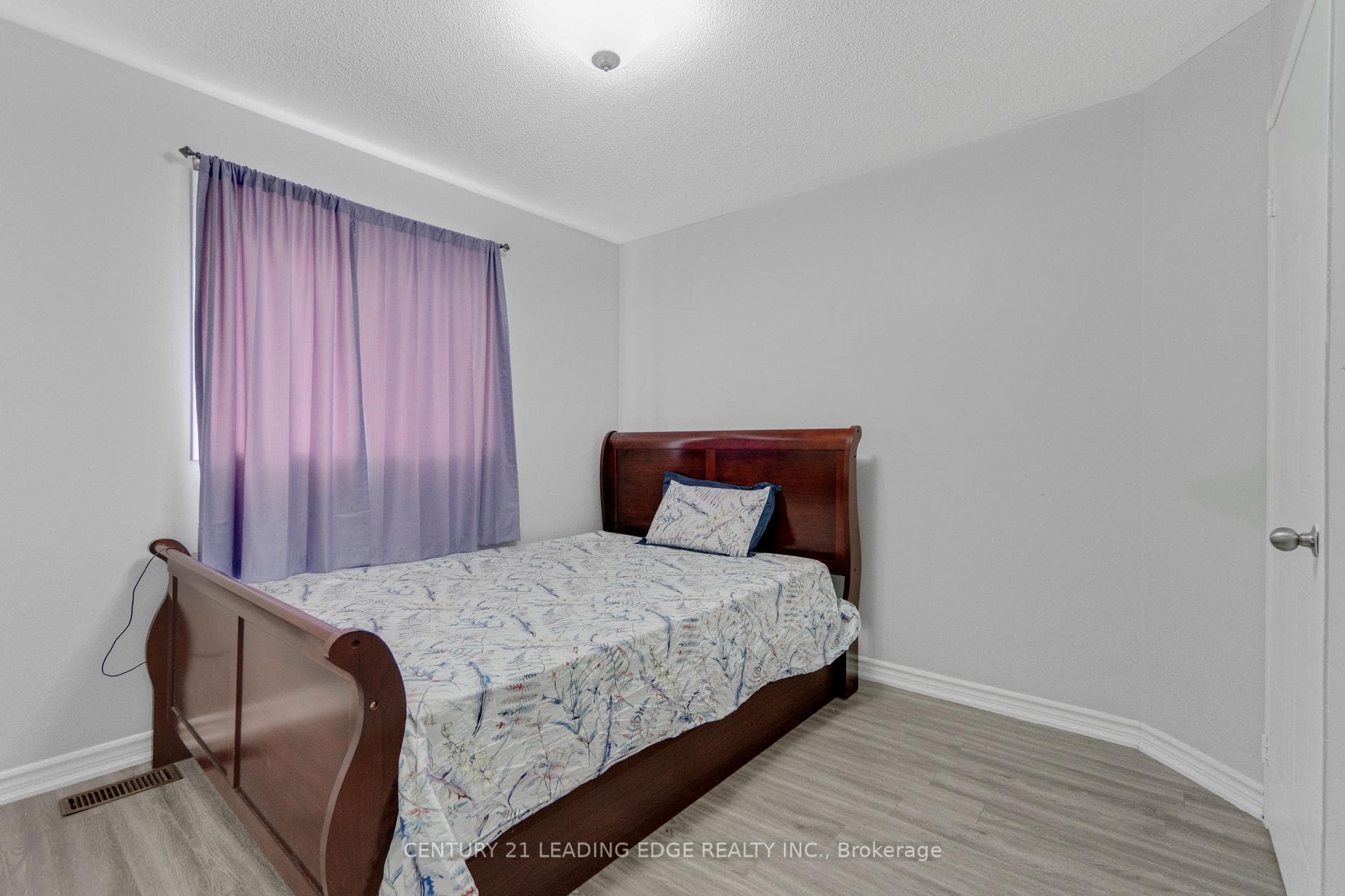 1296 Ashgrove Crescent photo 26