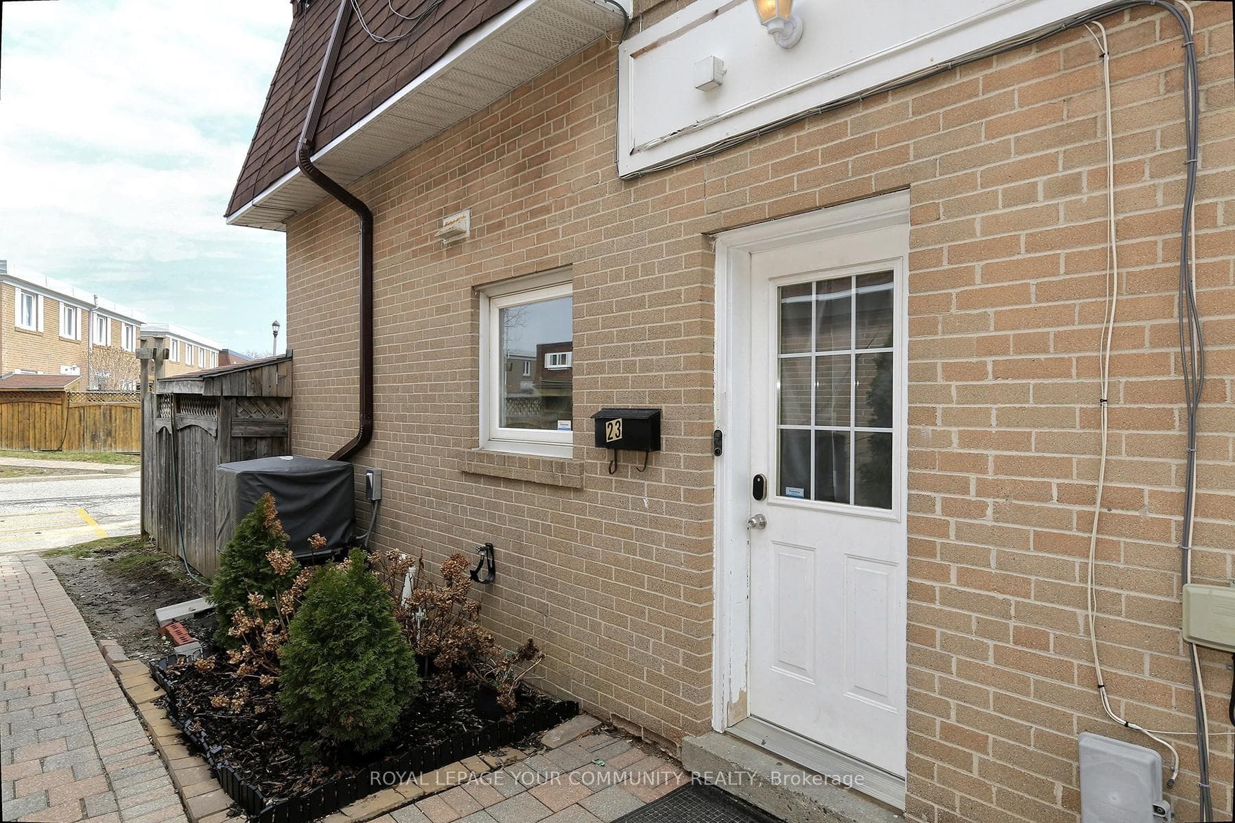 23 Town House Crescent photo 2